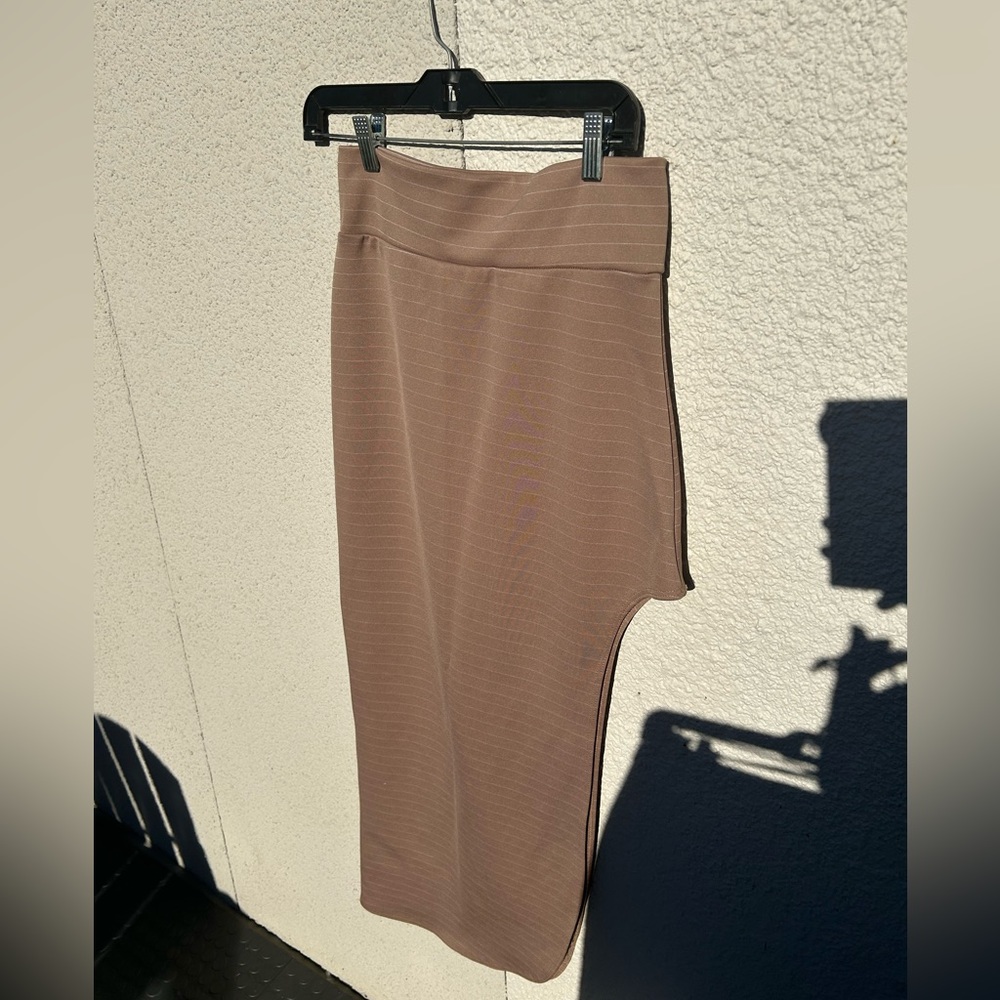 High waisted skirt with slit